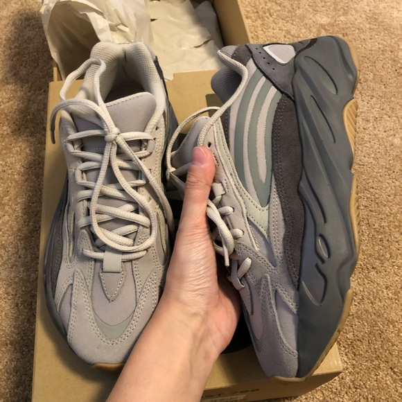 YEEZY BOOST 700 V2 Tephra Women Size US6.5 - Picture 3 of 9